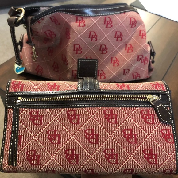 Dooney & Bourke medium Red signature canvas Buc - Picture 4 of 7